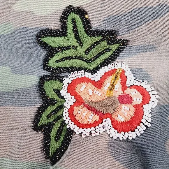 VTG Y2K Guess Camo Cargo Capri Pants Womens Sz 29 Embroidered Flowers Military - Picture 11 of 16